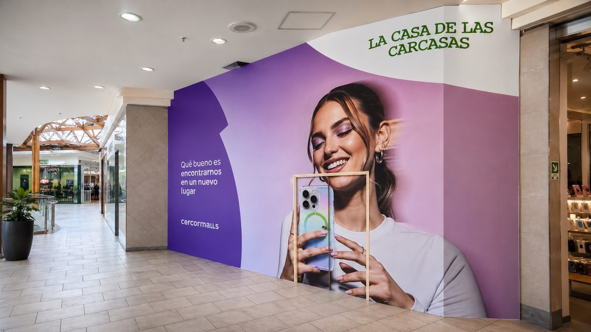 Gráfica de vinilo a gran escala instalada en mall para campaña de Cenco Malls por Plus Gráfica