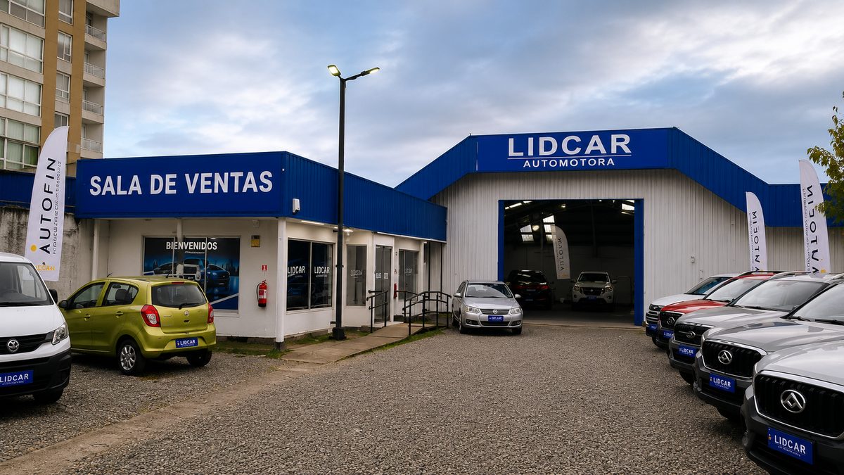 Letreros corporativos y señalética exterior instalados en automotora Lidcar por Plus Gráfica